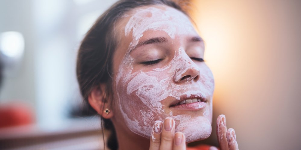 Pourquoi la sur-hydratation peut fragiliser ta peau (et comment trouver l’équilibre)